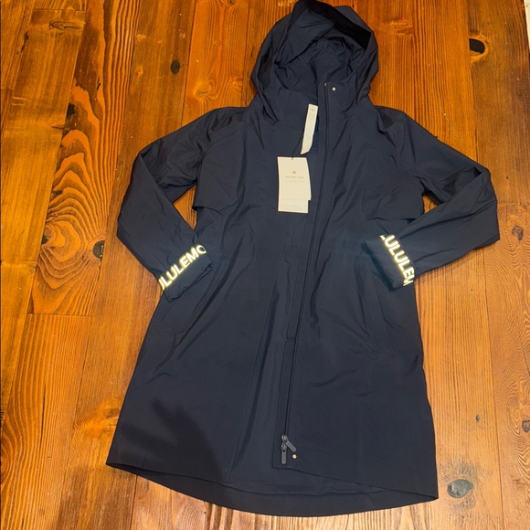 Lululemon Rain Rebel Jacket- True Navy, size 6 - Picture 3 of 8